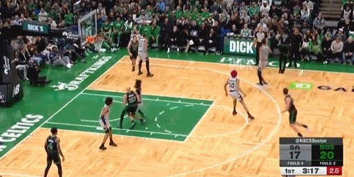 B体育官网-瞄准镜还是高点好用！杰伦·布朗撤步迎着文班亚马超远三分再中