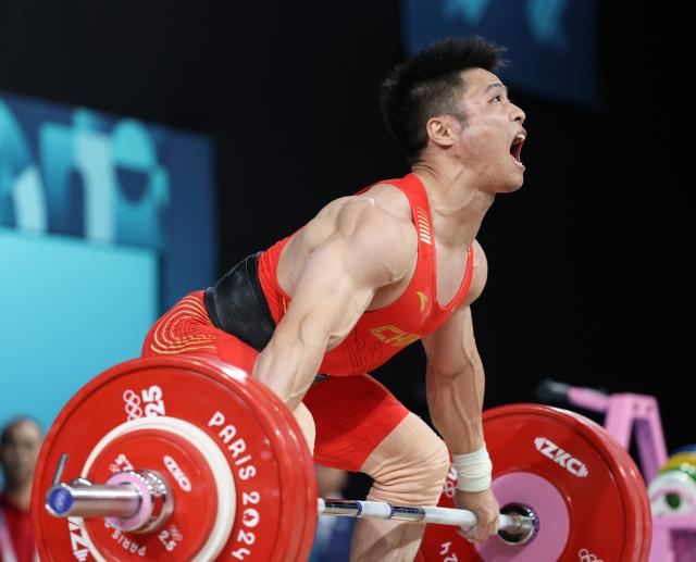 B体育下载-2024总结之举重：奥运赛场仍闪耀 整体优势在缩小