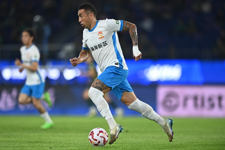 B体育-戴维森代表中国俱乐部职业赛事出场100次，三镇66场西海岸34场